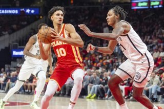 Le no 1 de la dernière draft, Zaccharie Risacher (no 10), a fait ses débuts au sein de l'équipe de Clint Capela. KEYSTONE/AP/Jason Allen